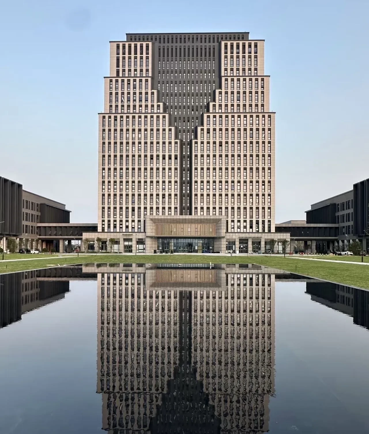 谢浩男带妈妈和大妹在学校食堂吃午餐,浩男妈这下