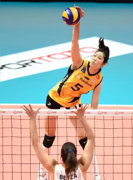 朱婷那3米30的扣球高度,属于那种硬刚式的打法,跟欧美球队那边的