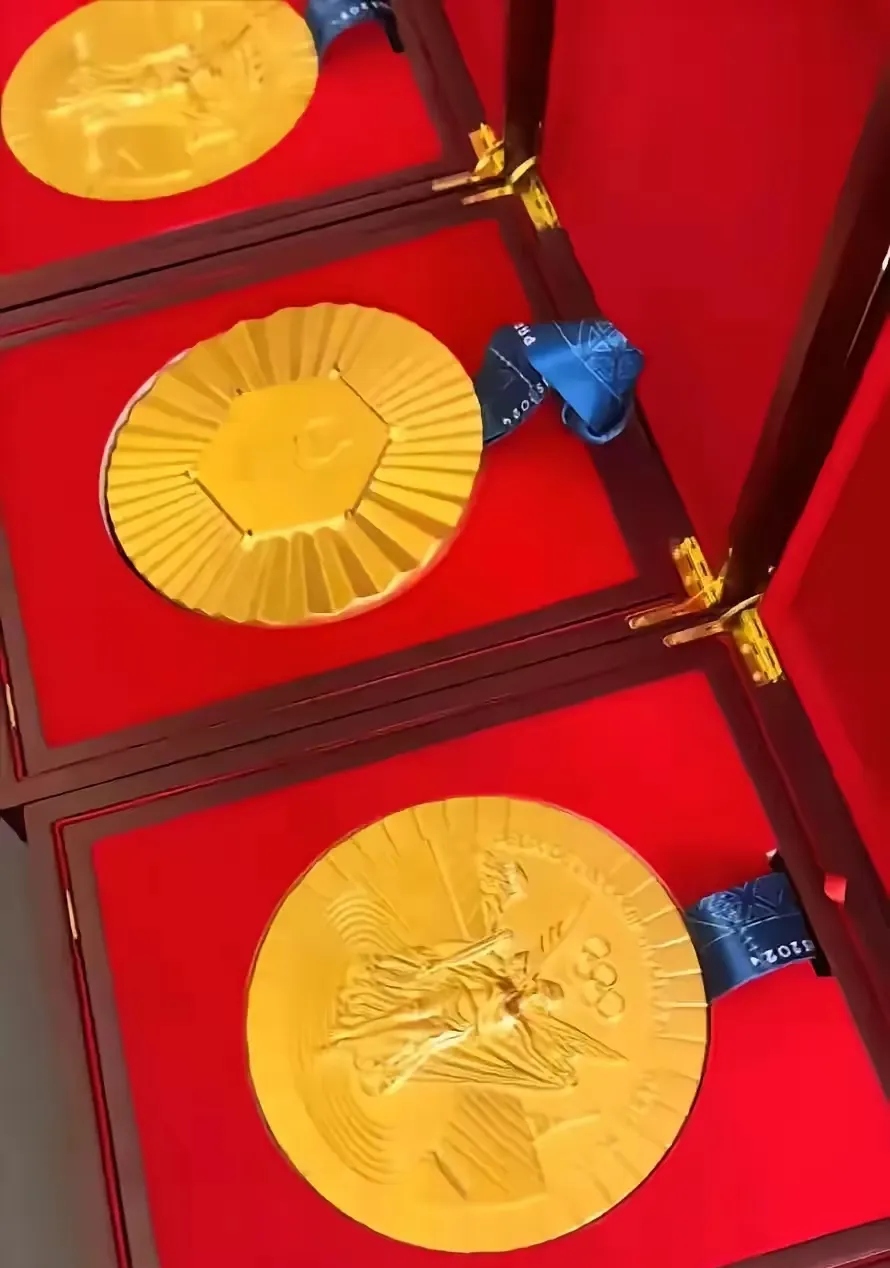 体操王子李宁在红双喜晚宴上把三板闪闪发光的金牌赠送给孙颖莎