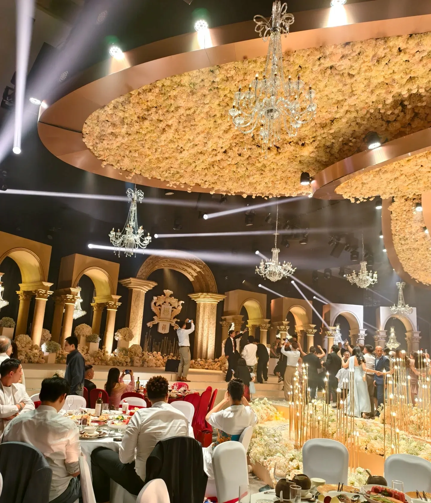 婚宴上,吴冠希一手拿着鸡腿,笑得像个憨憨,肚子微微顶着衬衫,活像个