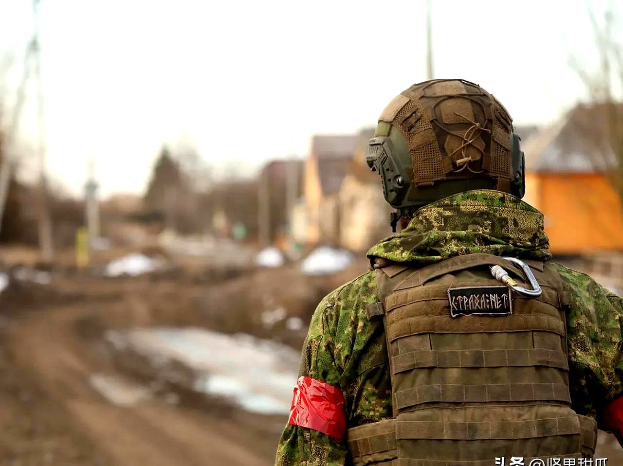 库尔斯克的苏贾城,工兵冒着危险排雷,后勤人员辛苦清运,终于勉强能