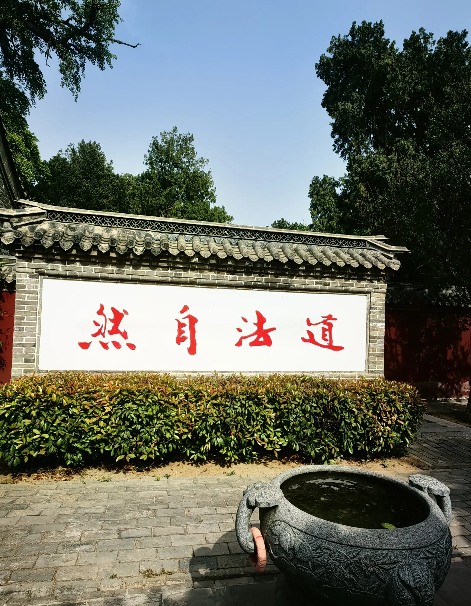 我的一个男性朋友有个婚外情人,我们都知道,只是他