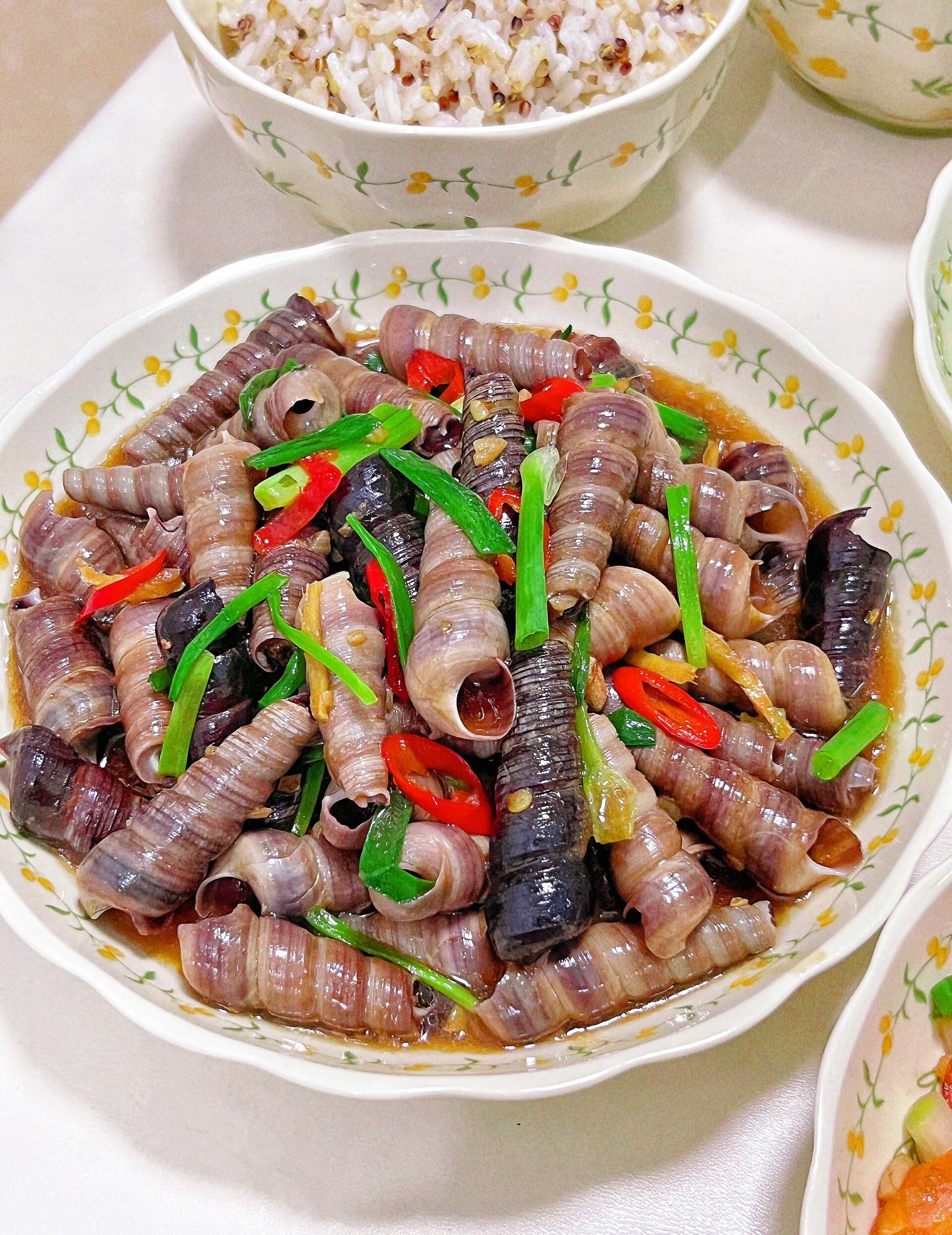 在家吃二人食也超香香酥虾外脆里嫩辣炒钉螺配黄豆酱生菜绝了
