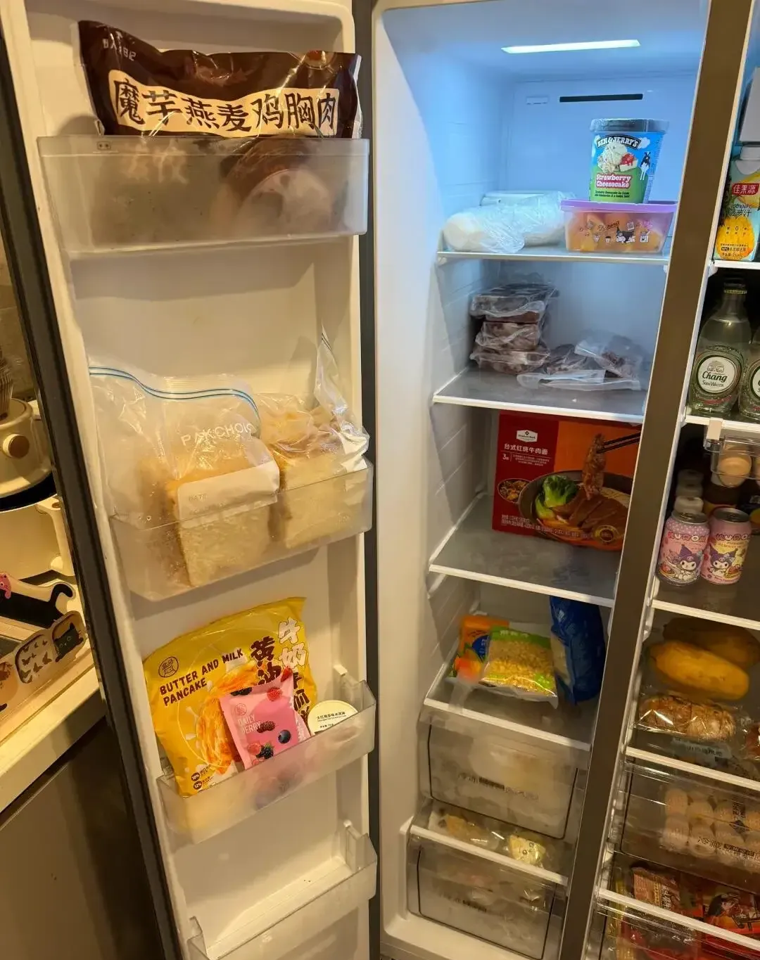 主持人展示的这个冰箱,愣是空荡荡的,啥正经食材都没有