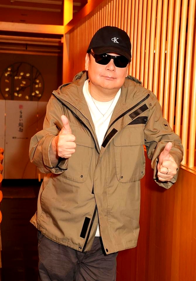 他年轻时在香港特别红,当年参加1979年第三届歌唱比赛拿了冠军,之后