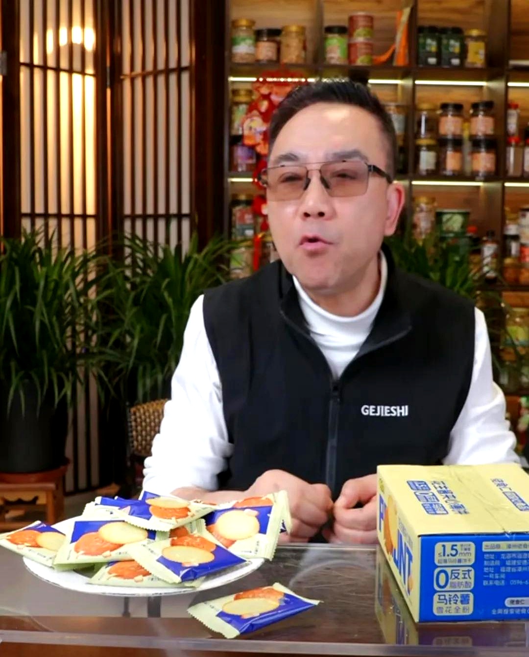 杨威新段子再次调侃杨议杨少华他俩都是海清见了面都规规矩矩客