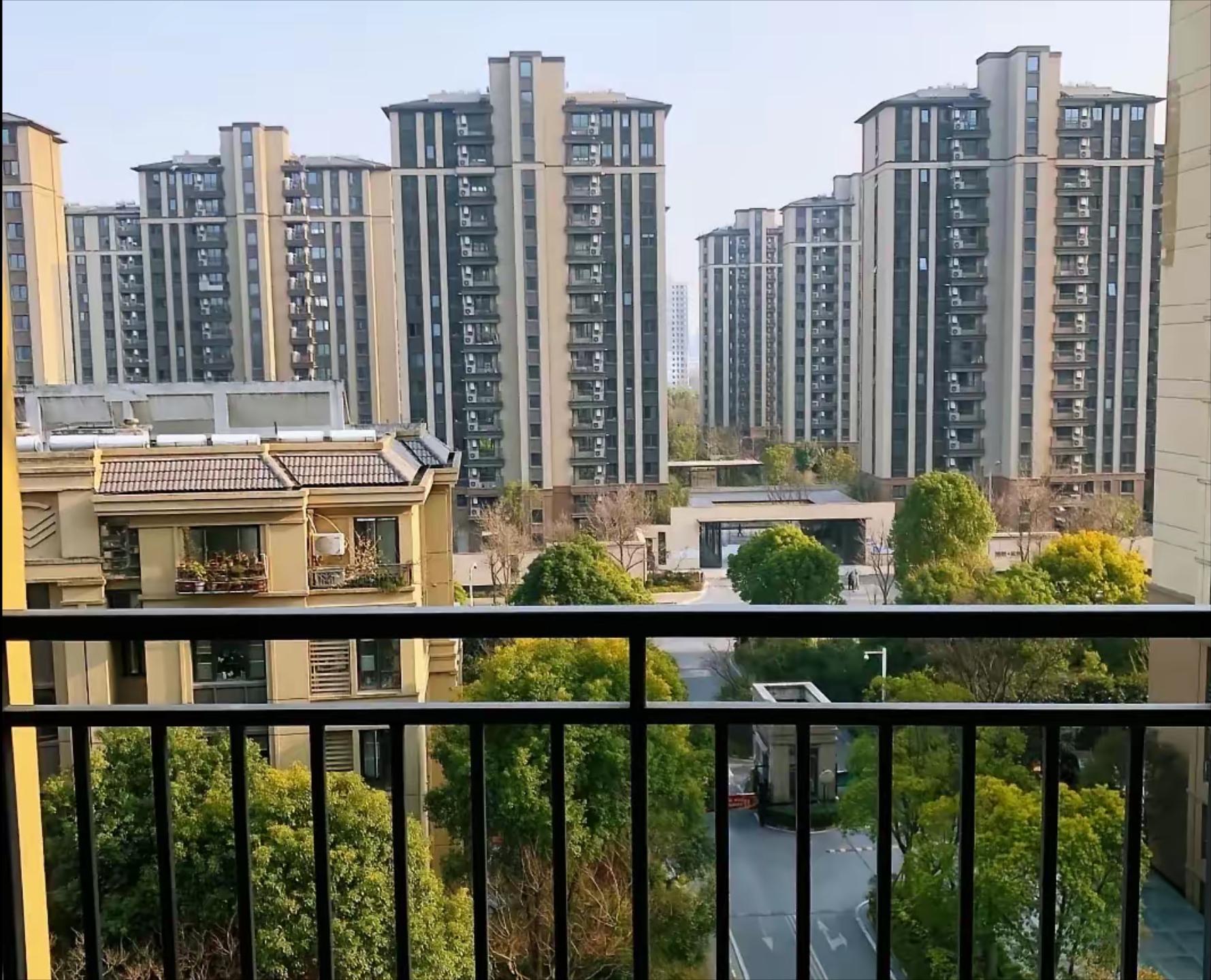 江苏南通一男子与原房主签订购房合同并付清全款后入住,原房主将房产