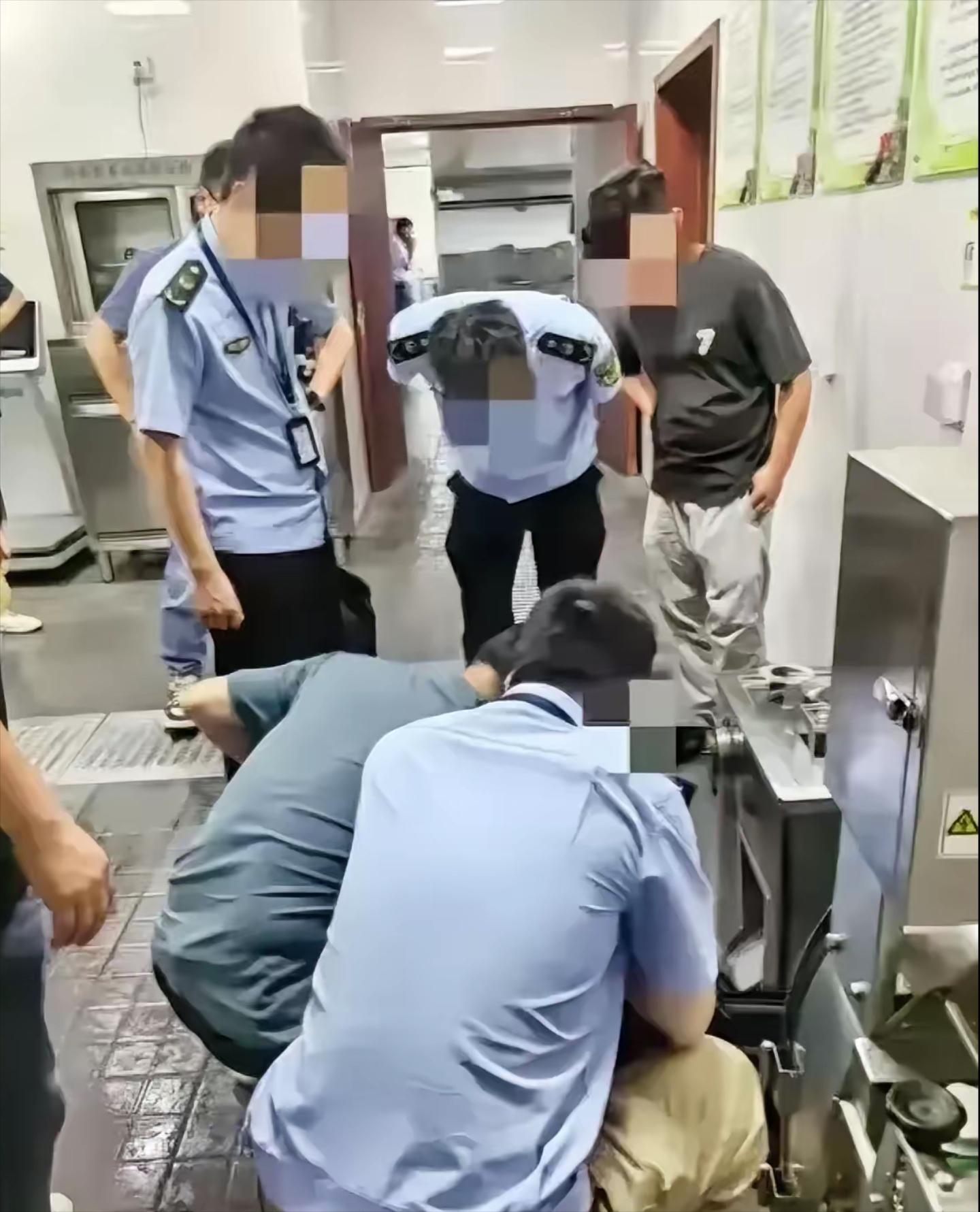 浙江余姚某家长在学校陪餐时竟在后厨发现活蛆这实在是太恶心了