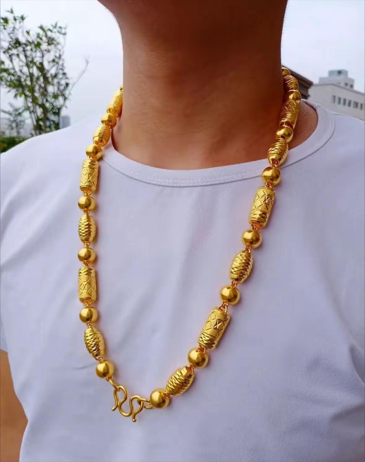 期间,女子女儿捡到一条金色项链,后来大家发现其中一位男士遗失了一条