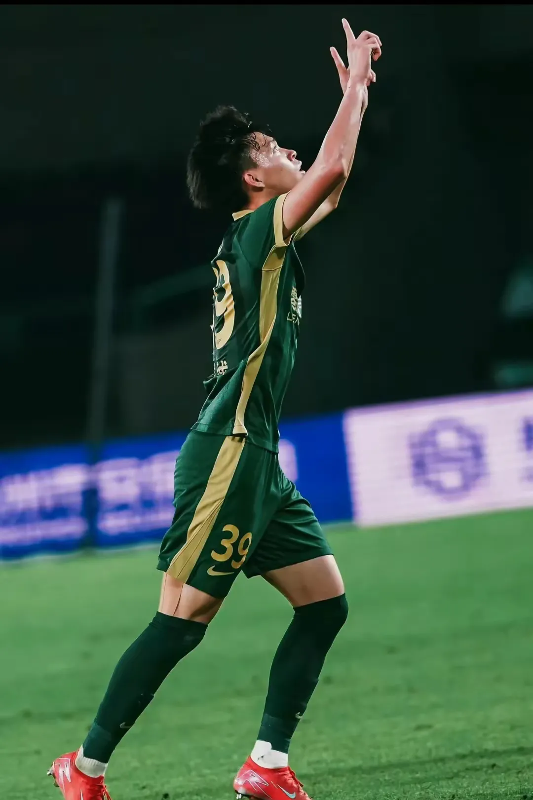 跟成都蓉城踢完后,他还把辫子拆了重新扎一下,那一瞬间,看着真像个