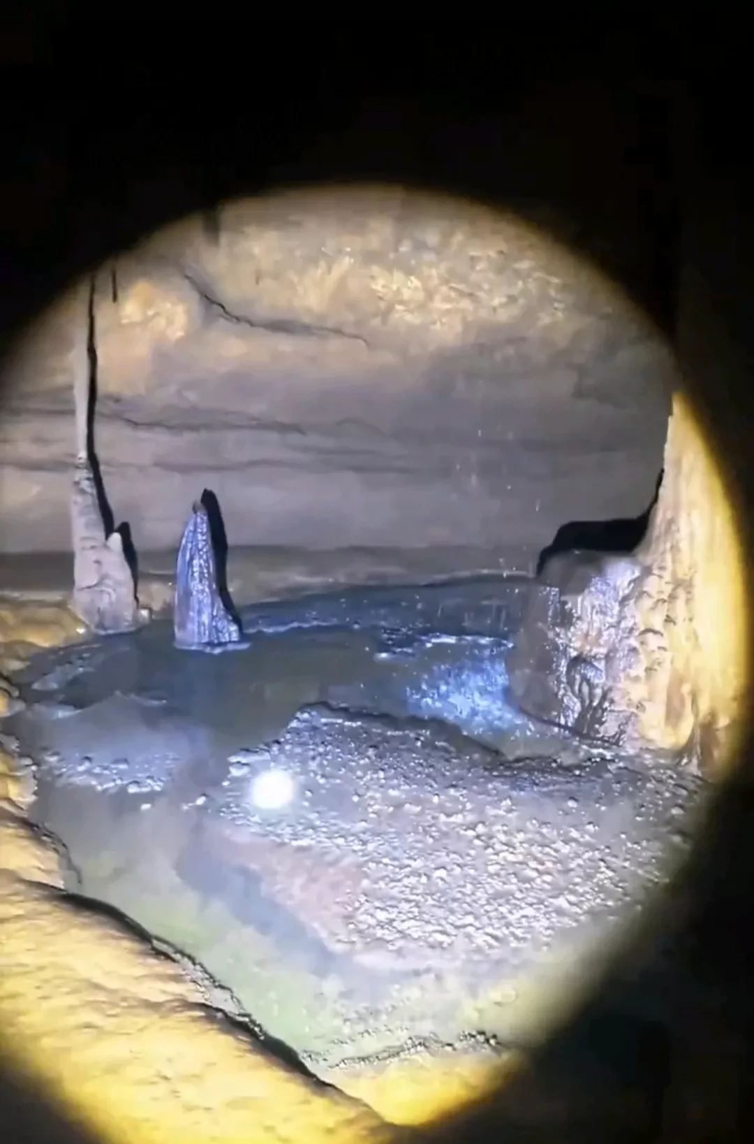 湖南张家界慈利县,某养猪场直接往溶izzano溶洞里排