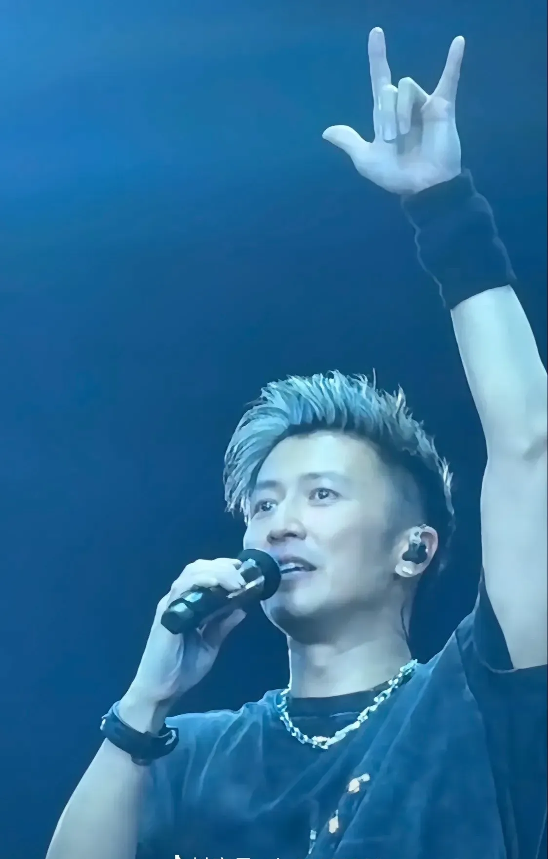 就在刚刚王菲连线谢霆锋说:霆锋,你的下一场演唱会定好了吗?