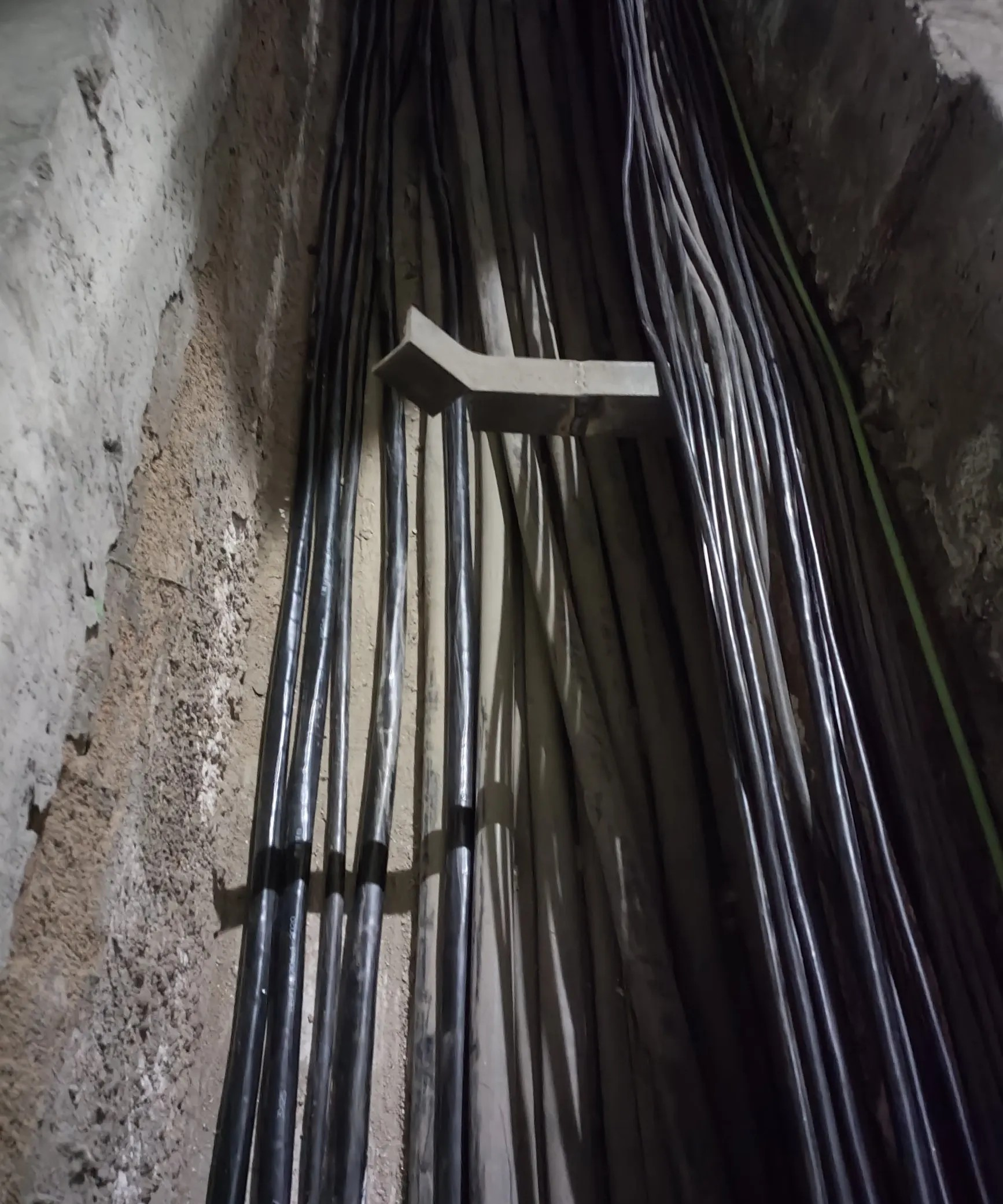 夜班倒白班上好几天了,这几天白天全是放电缆的活,因为厂里一条在建