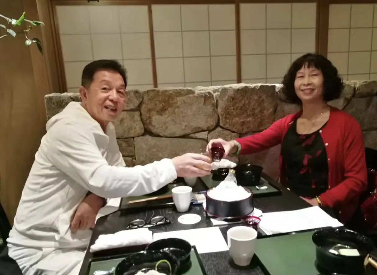 得说,邱咏贤真有眼力,因为自家爸妈感情好,公婆也感情好,她给自己挑了