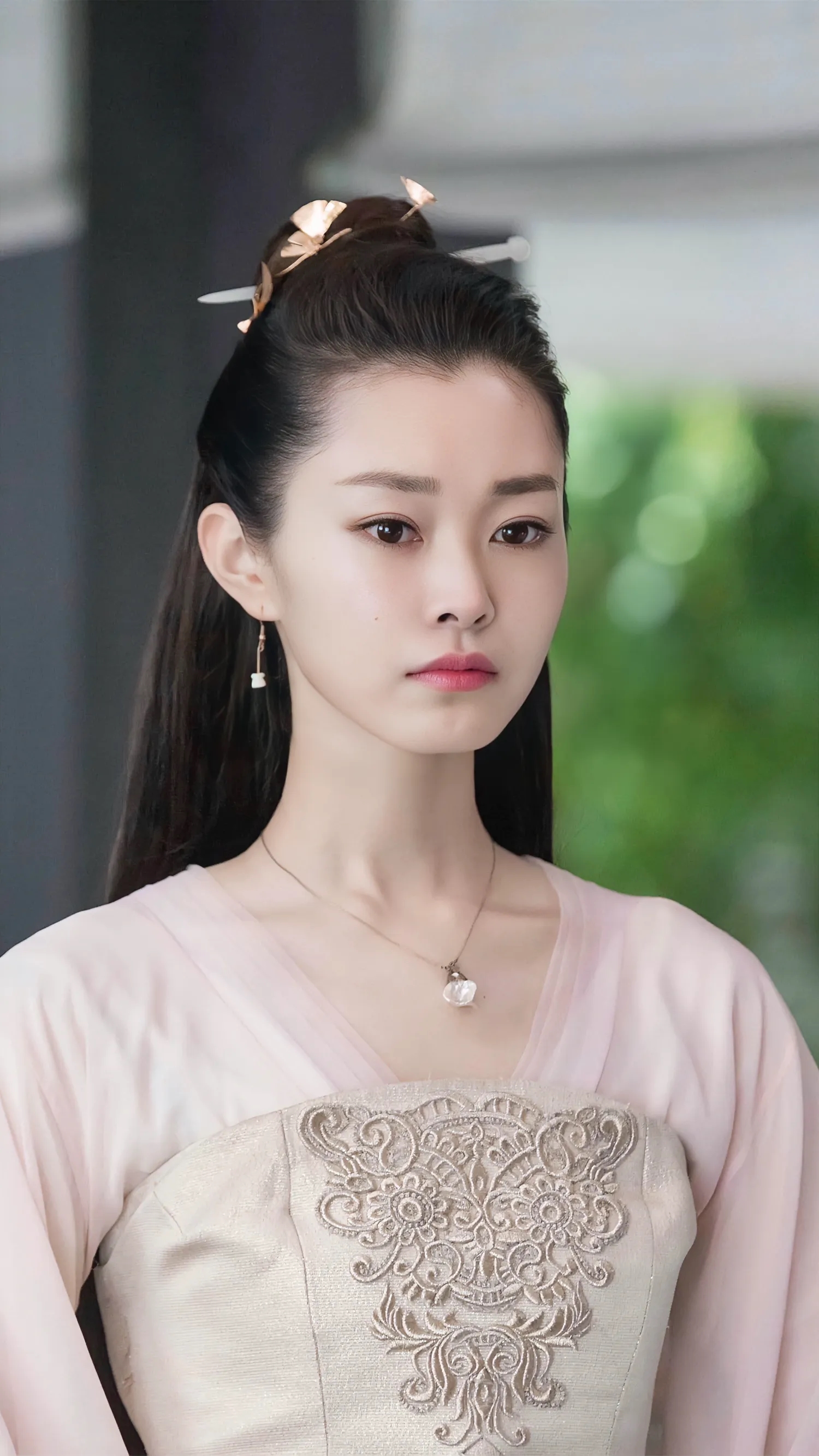 宋轶的四段感情经历颇为曲折:1,第一段感情里,她和一位红三代相恋,那