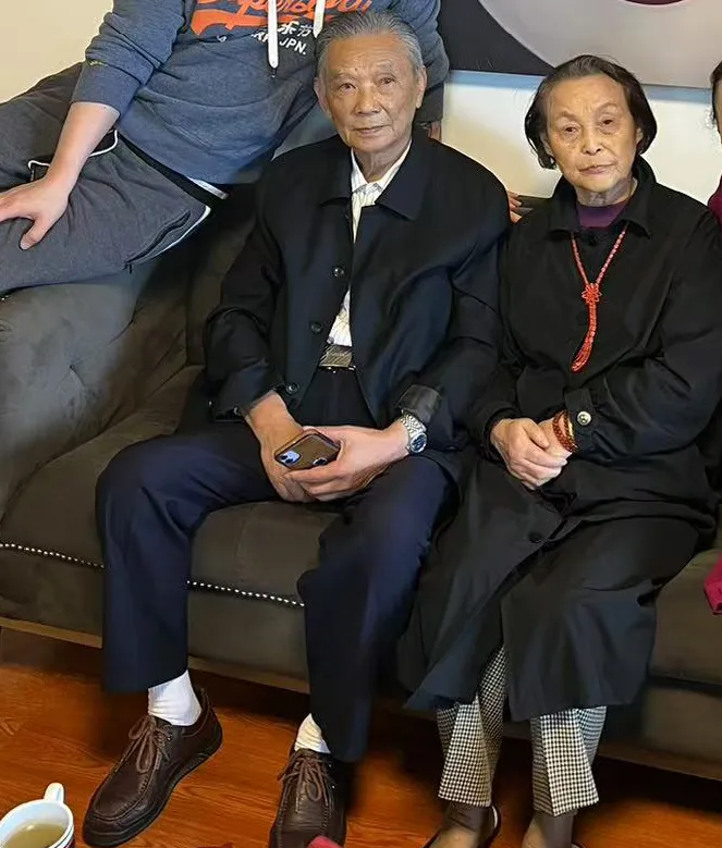 老爸是地道的江南人,1931年生在苏州阳澄湖旁.妈则是丹东北井子村的