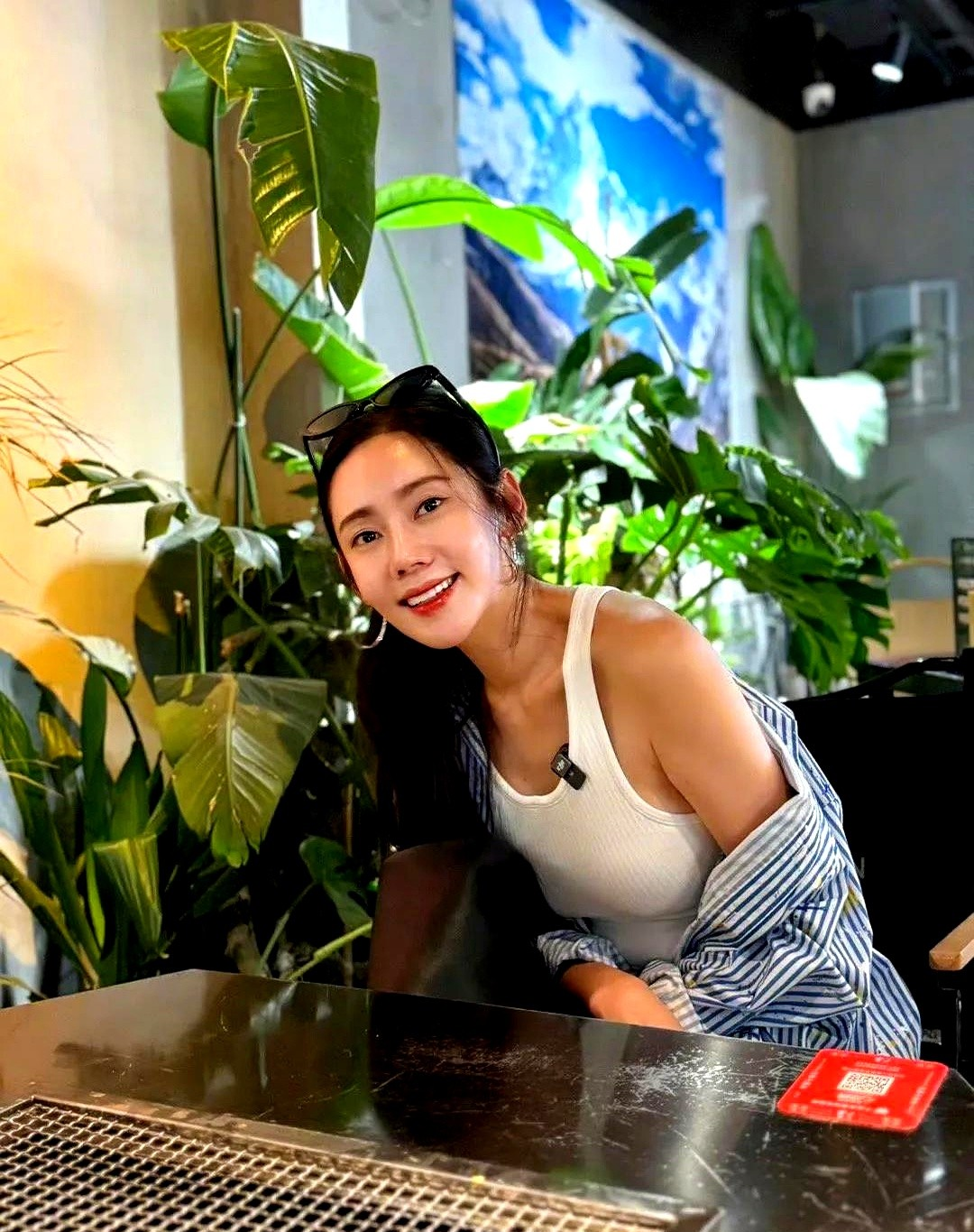 她的胸真的好大,可是内衣却没选对,显得胸有点下