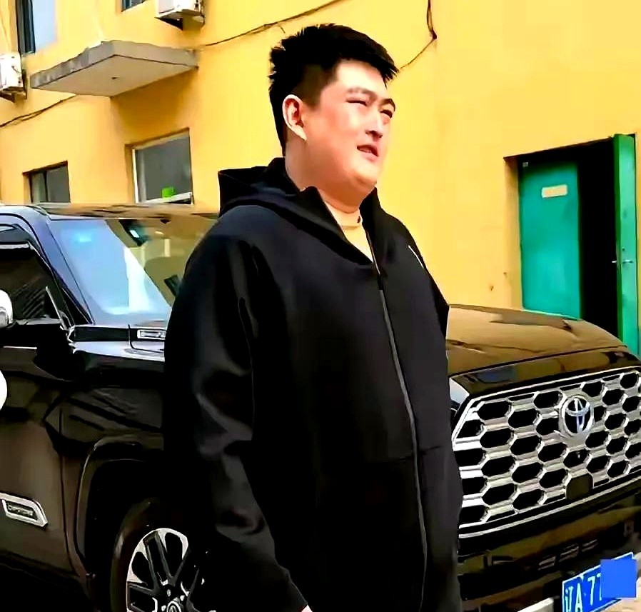 赵本山小儿子大牛这也是一个典型的败家子,与万达集团公子王思聪比较