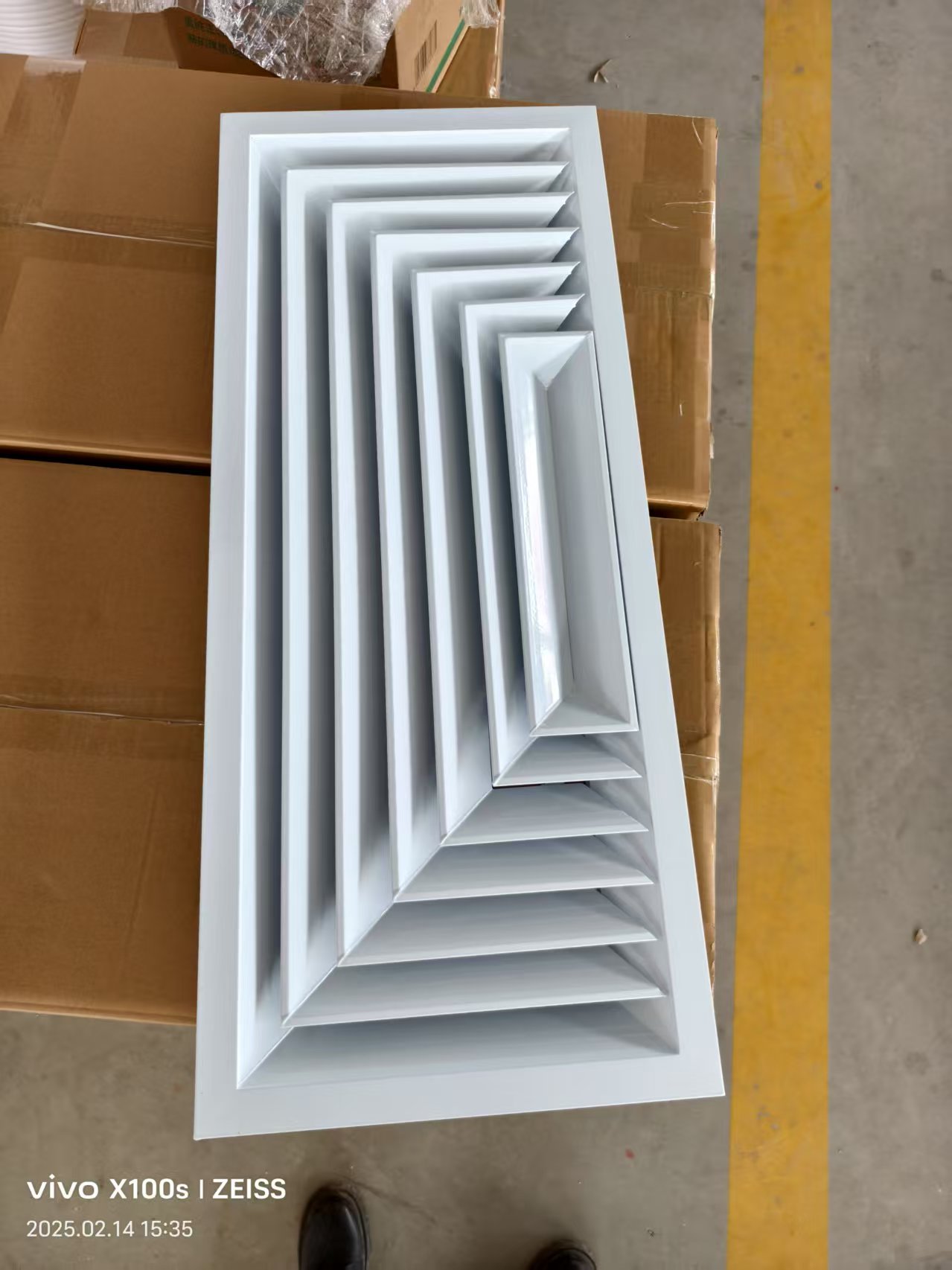 1 三面吹风散流器,作为一种高效的气流分配装置,广泛应用于现代建筑中