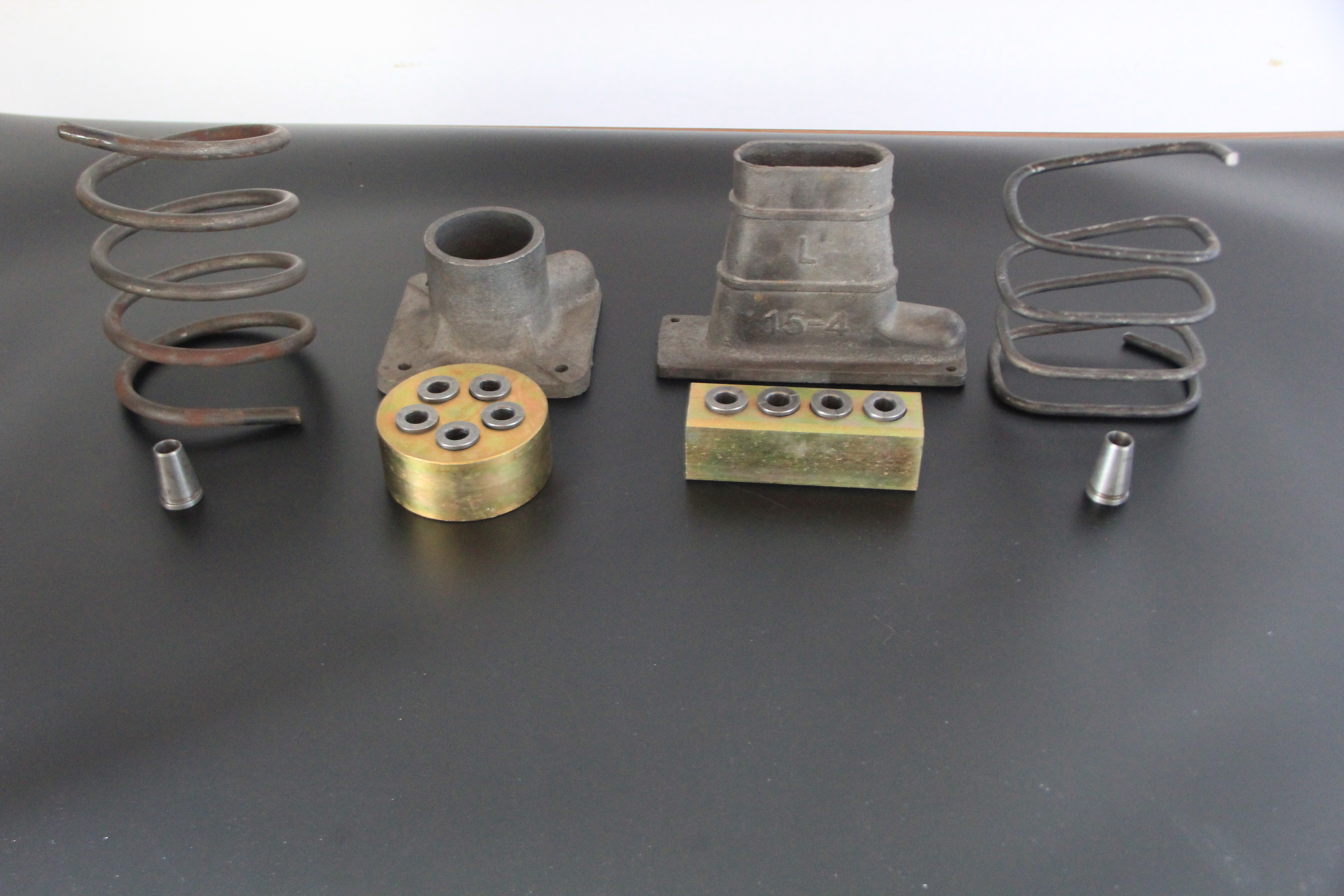 锚具的正反向施工 预应力锚具是建筑行业不可缺少的一项设备,根据行走