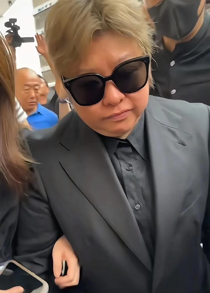 韩红母亲雍西近日去世,韩红现身时由助理搀扶,表情悲痛引发关注