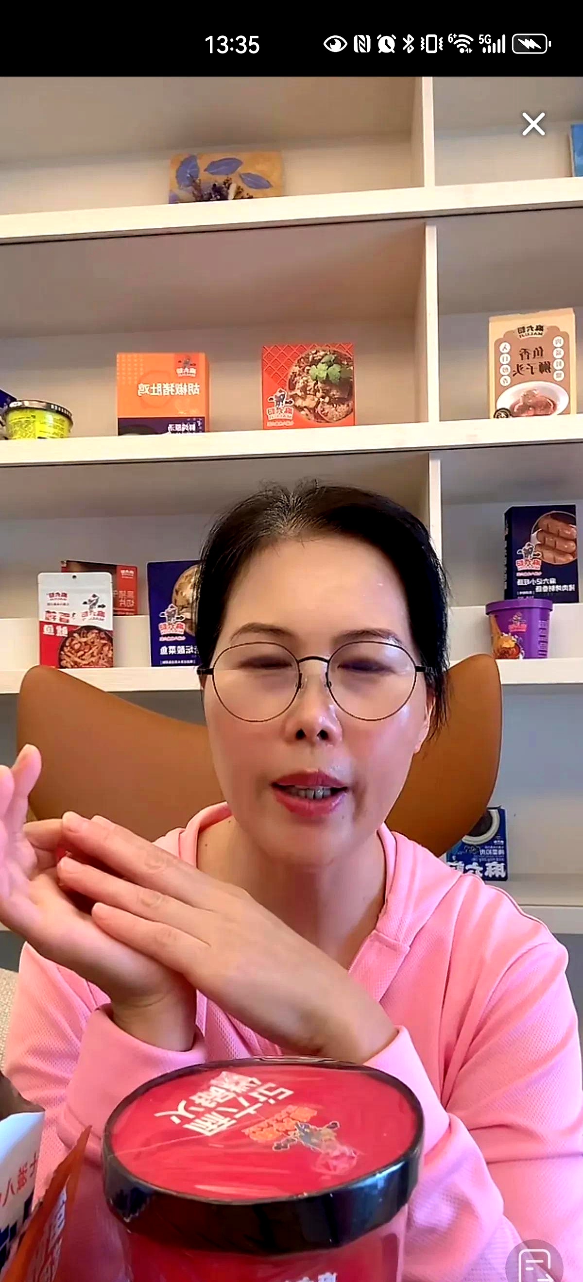 她不仅要忙家务,闲暇时还会开直播