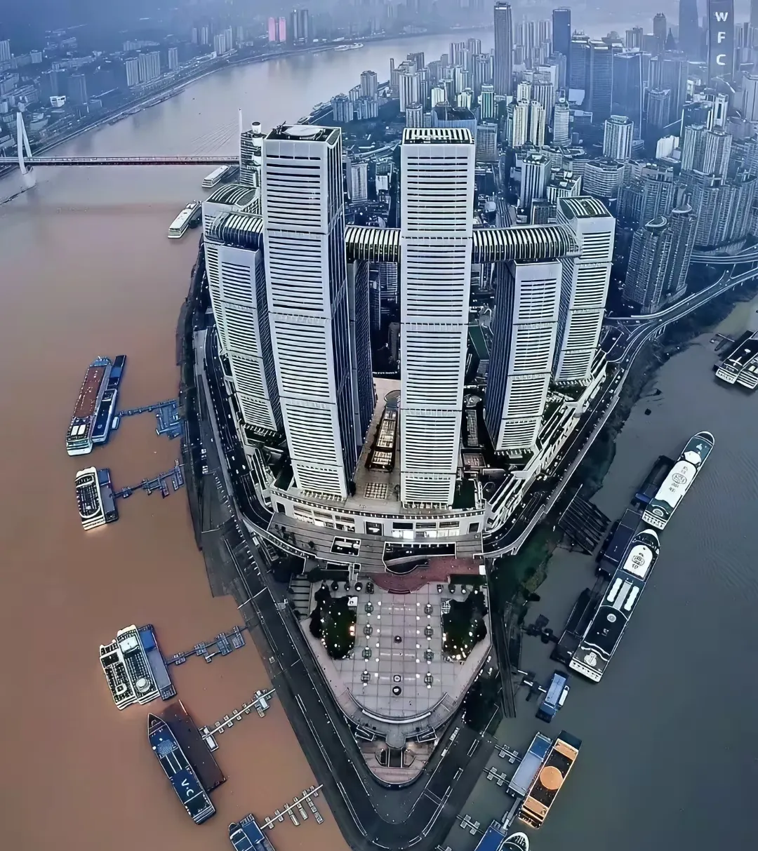 重庆在长江和嘉陵江交汇处的朝天门这边建设了一座巨型的帆船式建筑