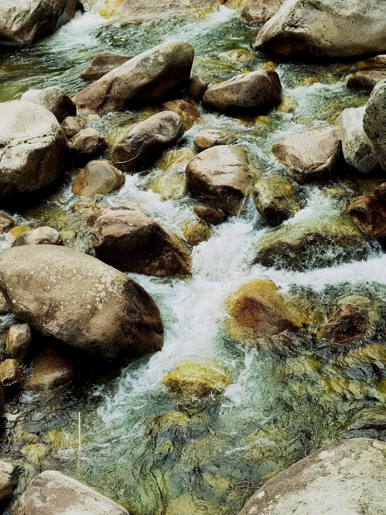 昨天我开车去了石头河水库也到了青峰峡的石头河发源地鳌山脚下拍