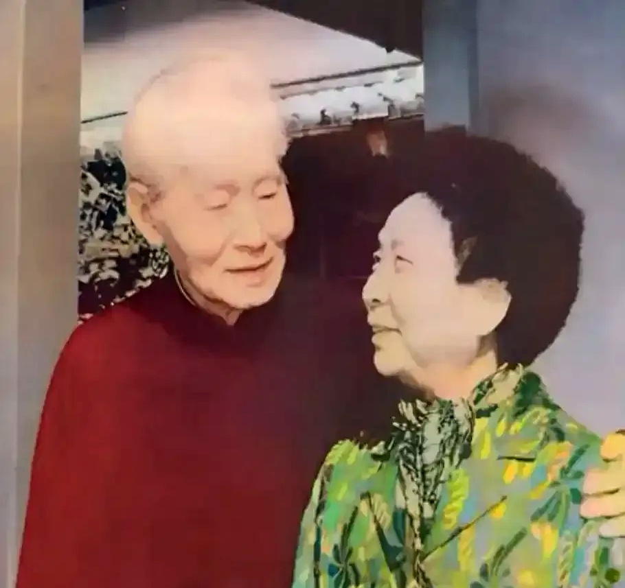 有人觉得他的第三位夫人张美英地位不高,也有人觉得第二位夫人张晶 