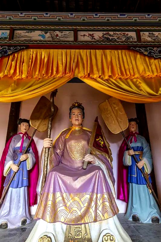 穆桂英的老家在河南沁阳的殷沟村,那里还有她以前的营寨遗迹