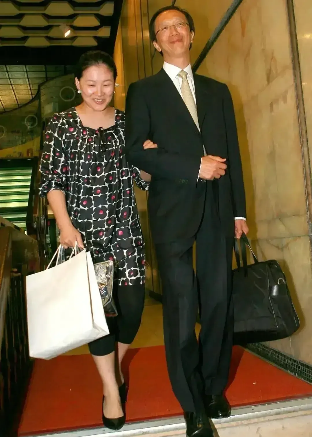 她穿得像普通阿姨,装扮朴素,身材圆润,特别富态!