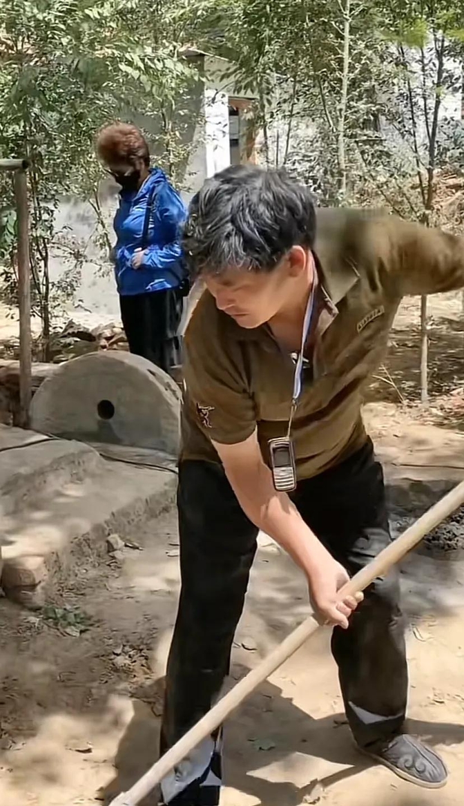 大衣哥朱之文,一个来自山东单县的普通农民,凭借其在星光大道上的出色