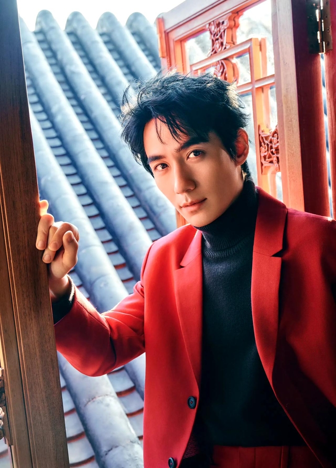 从电视配角到电影男主角,再到国际电影节推介名单,朱一龙凭借出赡的