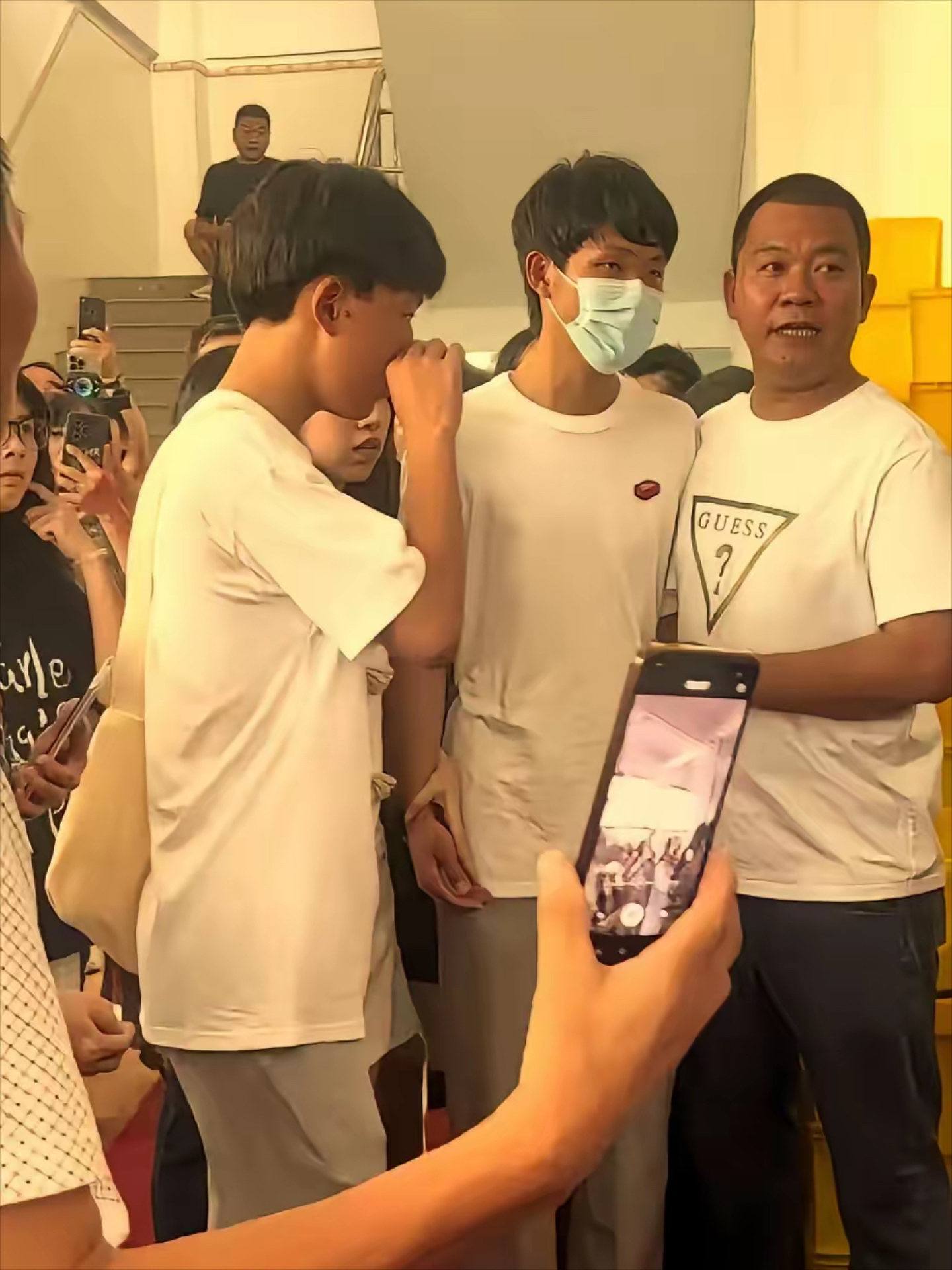 打过招呼学校立刻下了禁令任何自称养父母或亲戚的人都不得接近聪仔