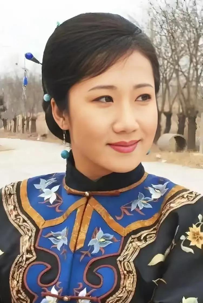 凌晨三点的国道被警笛声撕裂,一辆满载钢筋的货车