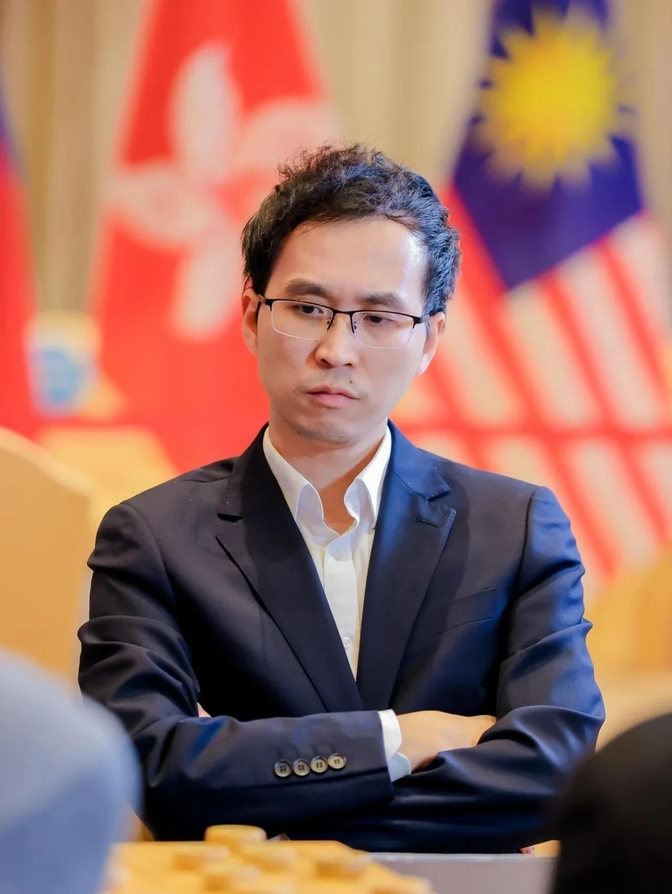 清晨六点,推土机的轰鸣声撕裂了北京回龙观社区的宁静