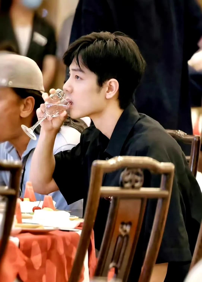 近期关于"肖战粉丝禁止开共享账号赚钱"的话题引发热议