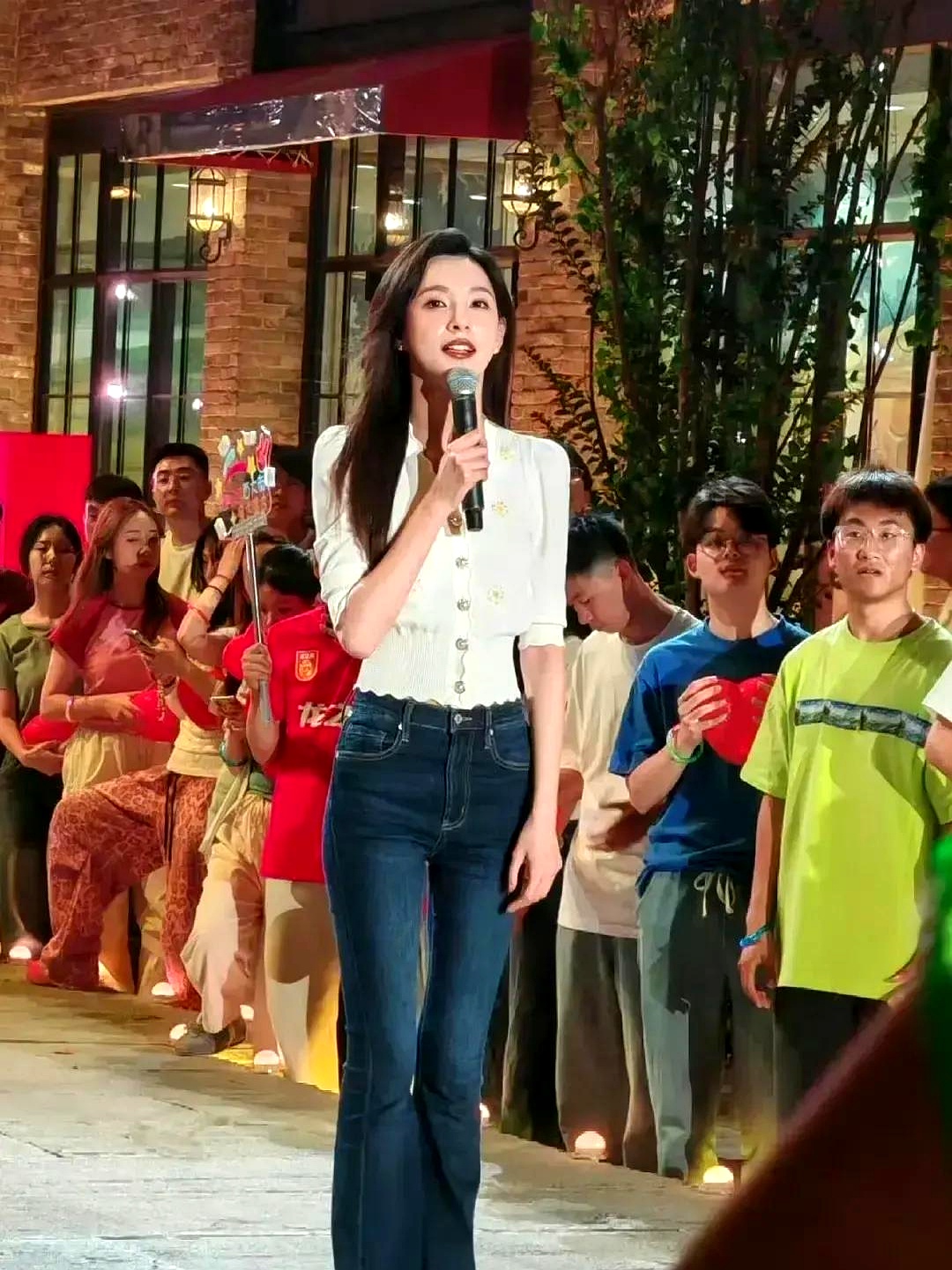 监控画面显示从她走进化妆间到出现在演播厅的七分钟里走廊上至少