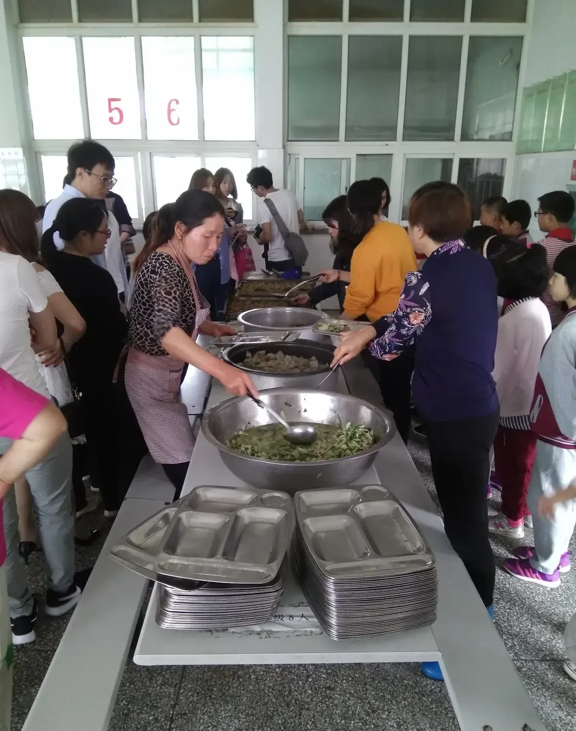 我们这个食堂,共有老中青三百多号人吃饭,可谓众口难调