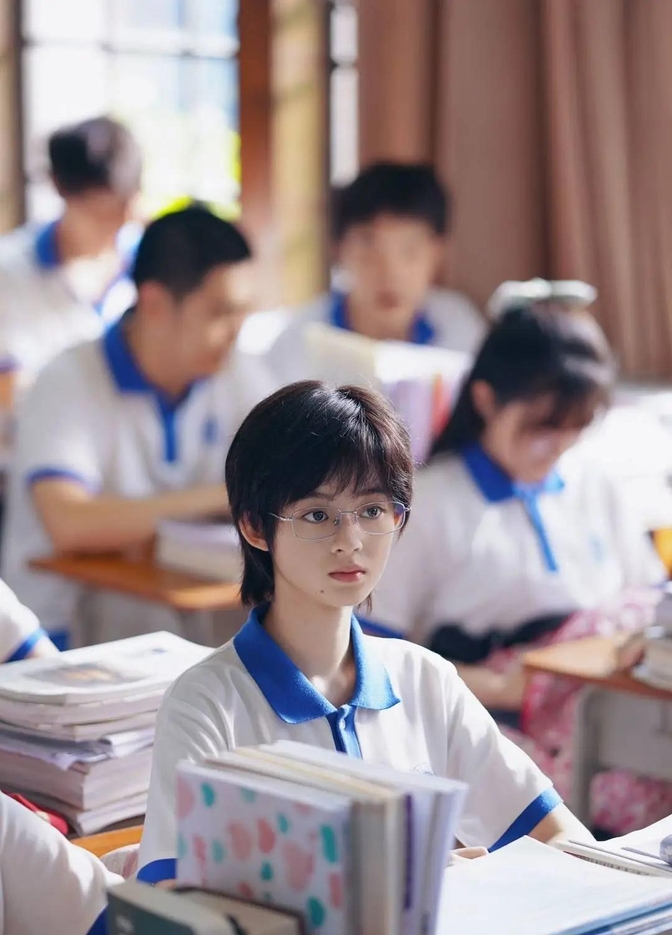 黄杨钿甜,这位05后青年演员,在北电艺考中取得了全国第六的好成绩