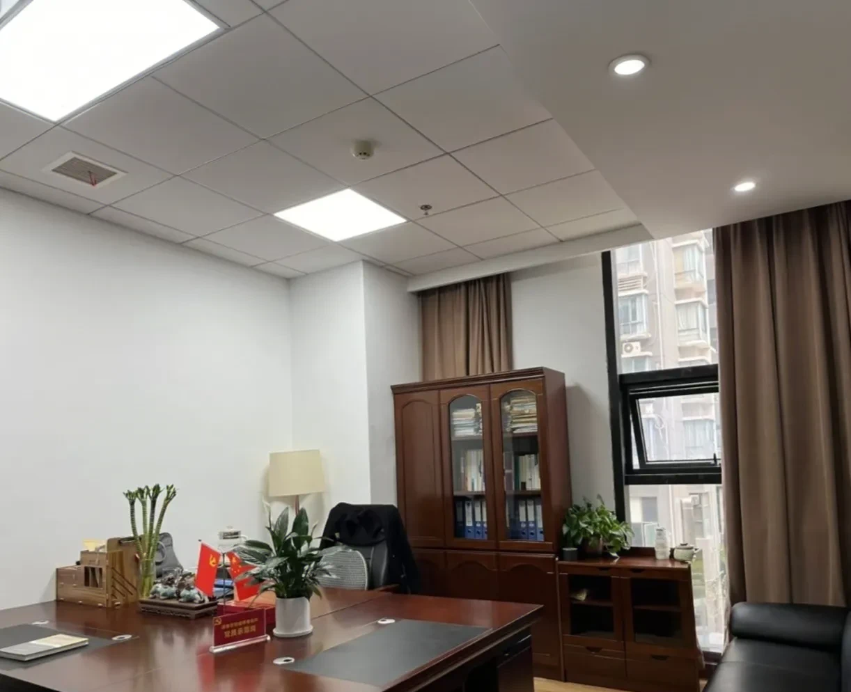 要么你有后台,跟有权有势的人有点关系,要么你跟领导走得近,敢花钱