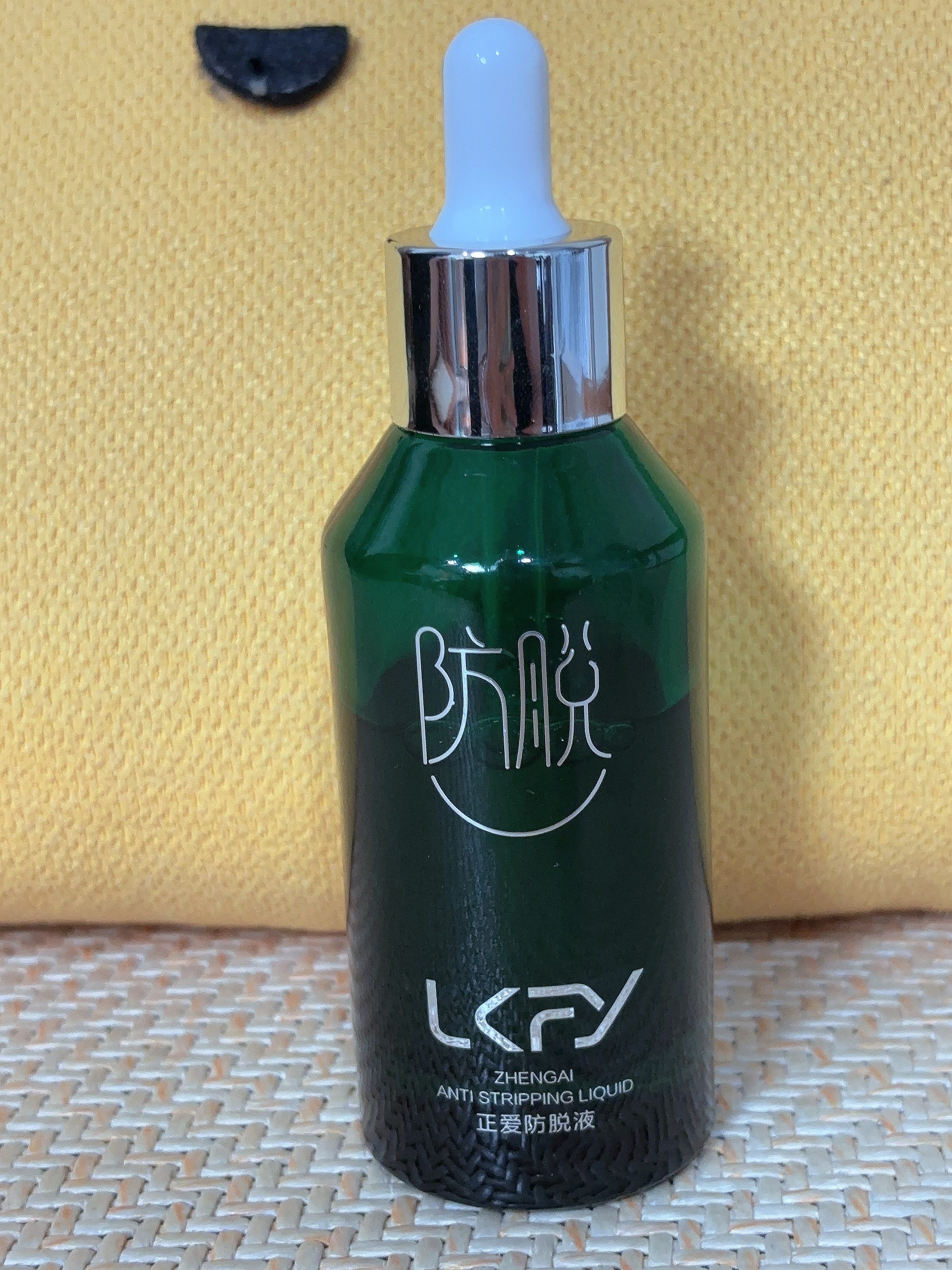 不愧是药监局认证的专业级防脱产品,露卡菲娅防脱育发液主打功效是