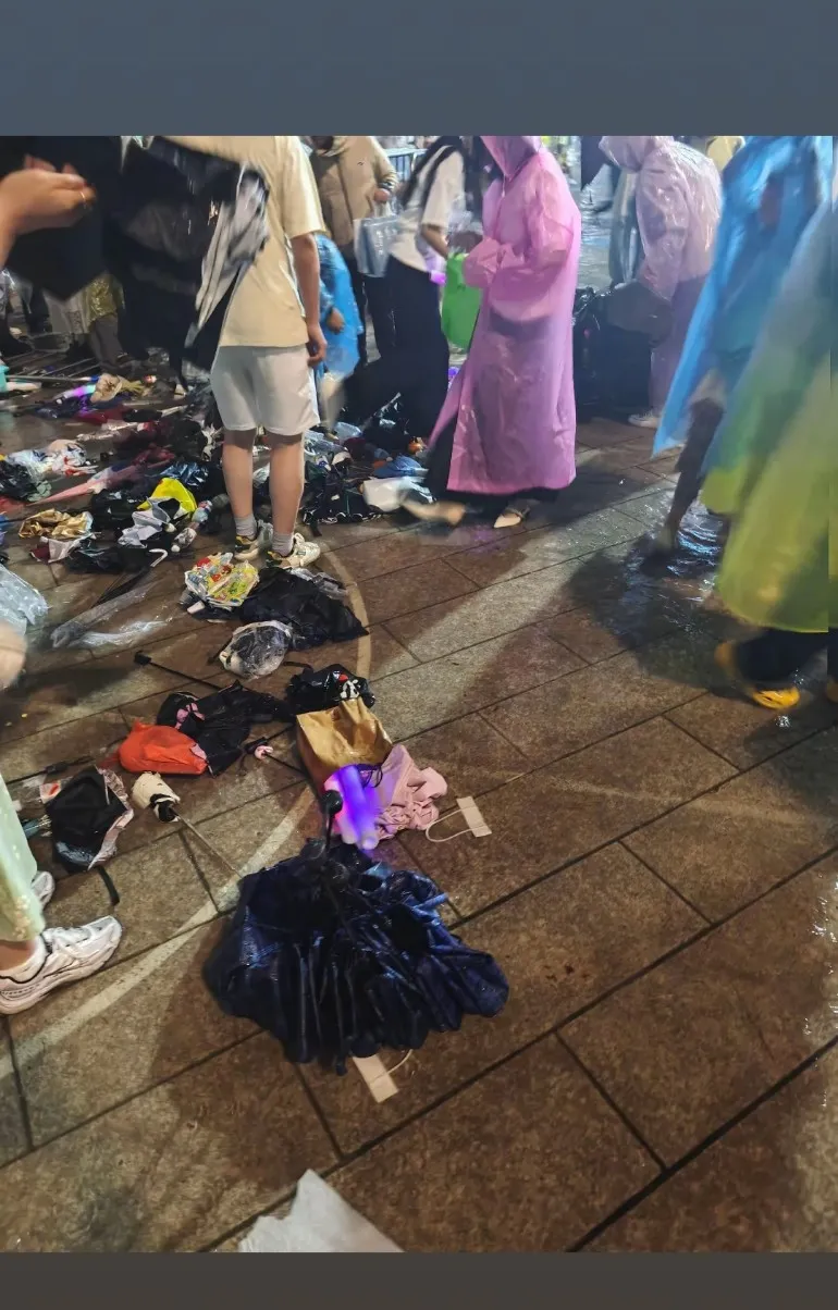 进去的时候,工作人员挥手说伞得装包里,不然就丢门外