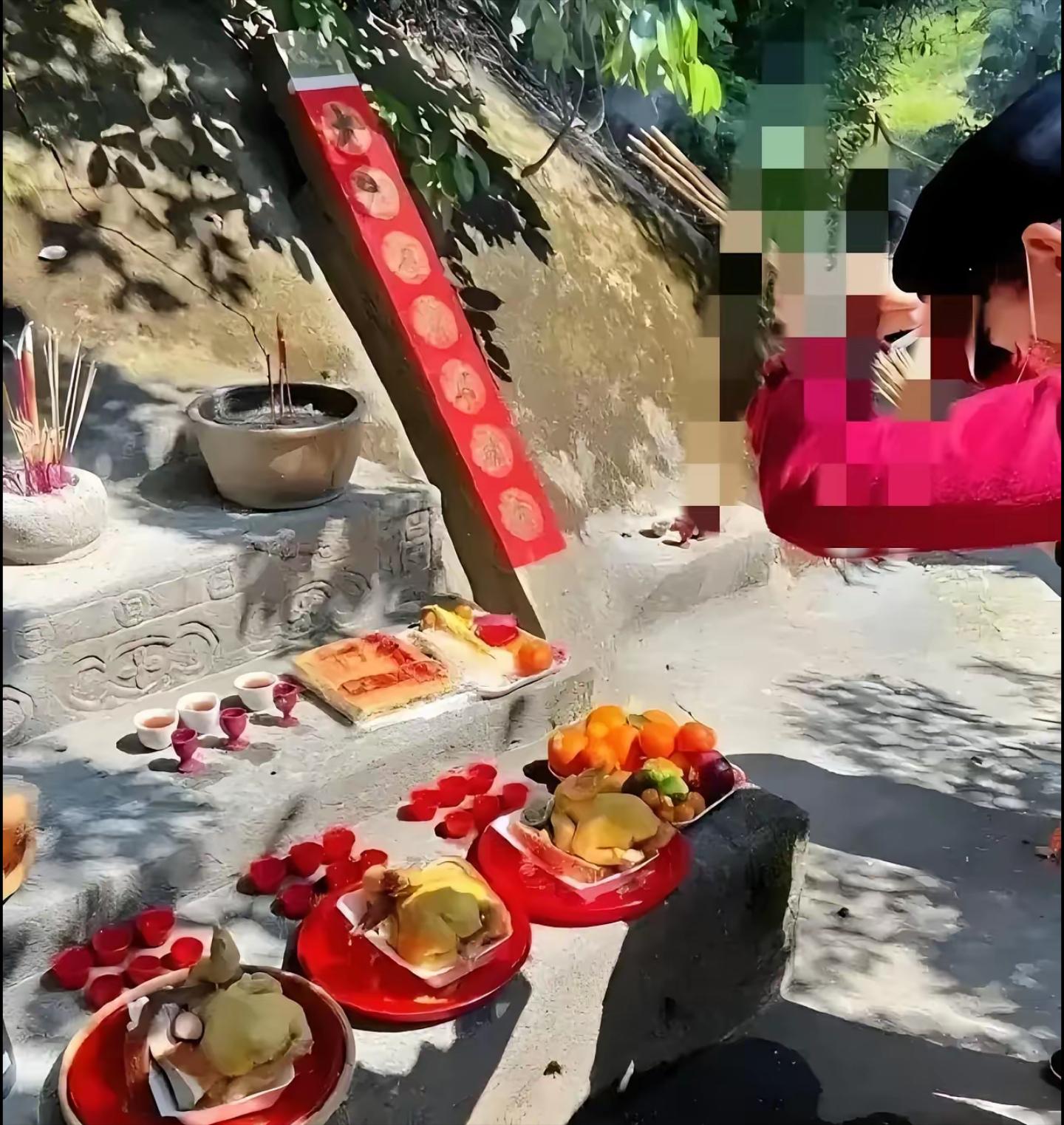 孟大爷已故多年他的五个子女在忌日这天前往墓地给他烧纸
