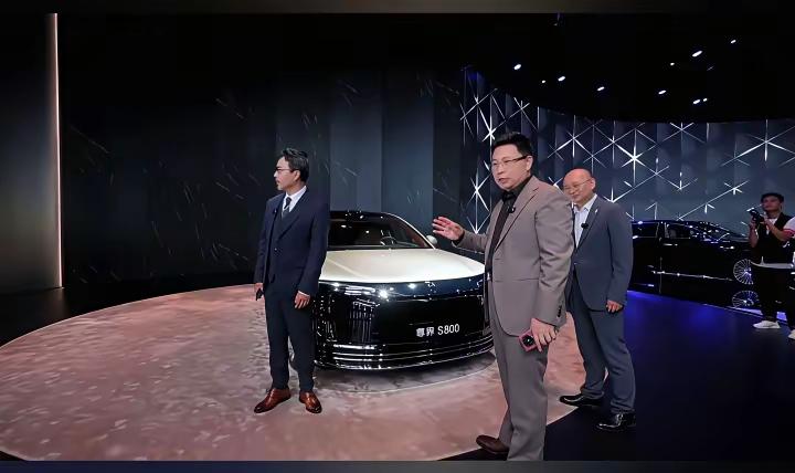 就在5月31日粤港澳大湾区的车展上,他与余承东和汪涵交流时,满面笑容