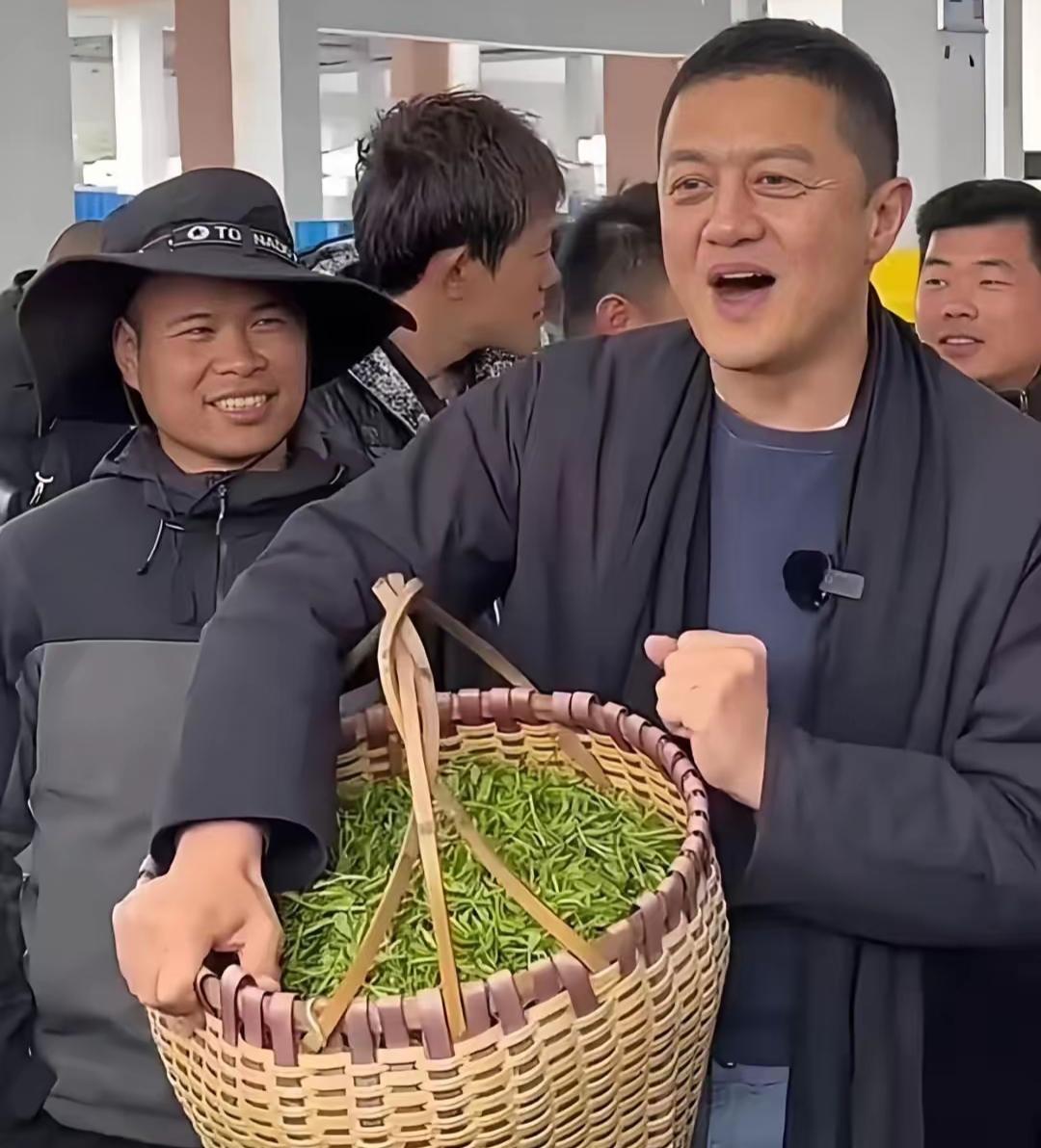 其实是李亚鹏的妈妈呀