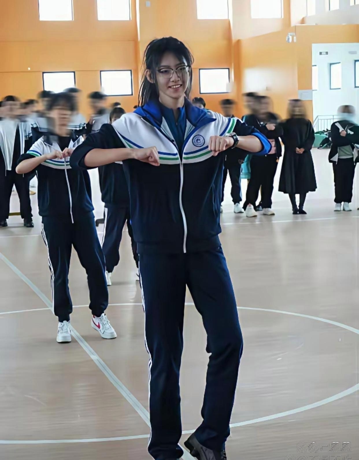 仿佛下一秒正定一中校服透视即墨威达校服北安三中校服首都体育学院