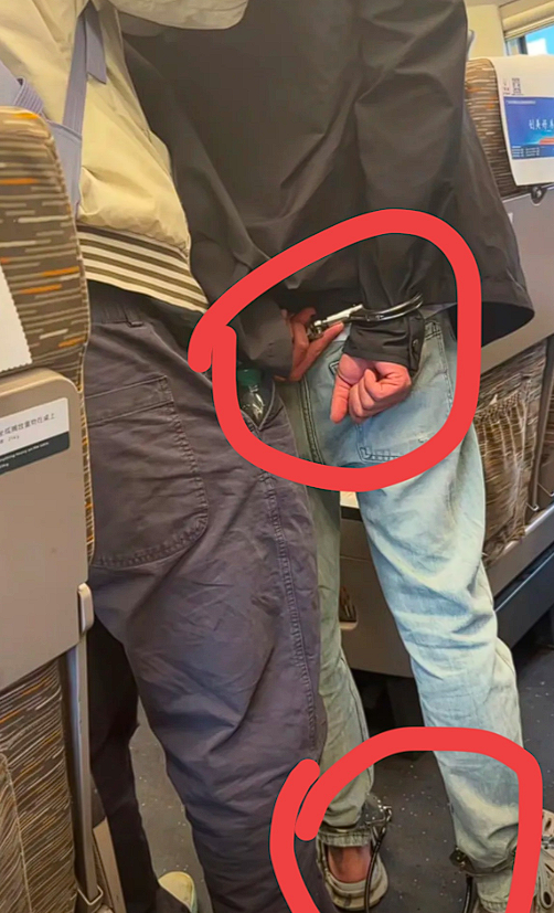 便衣们神色严肃,犯人低着头,周围的乘客都