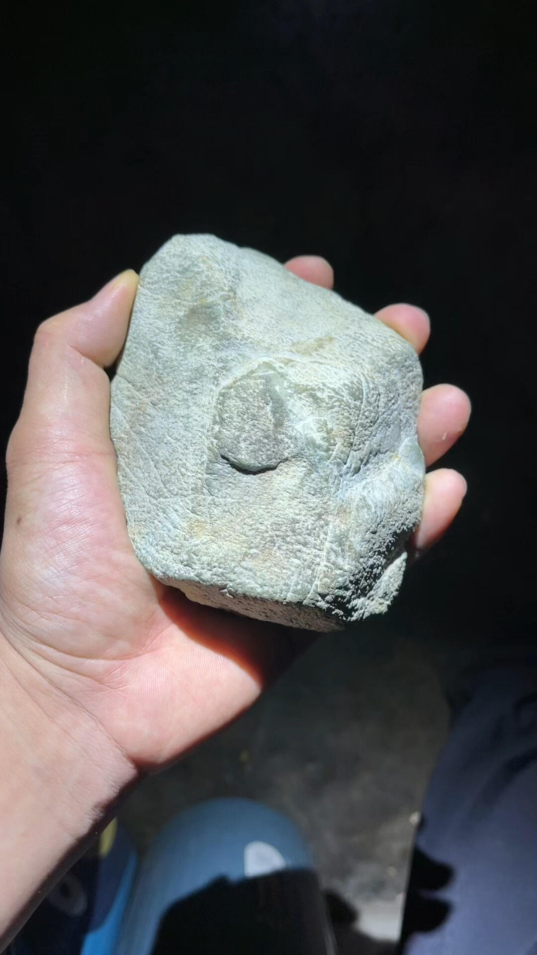 龙石种翡翠原石,堪称翡翠中的 "隐世贵族"