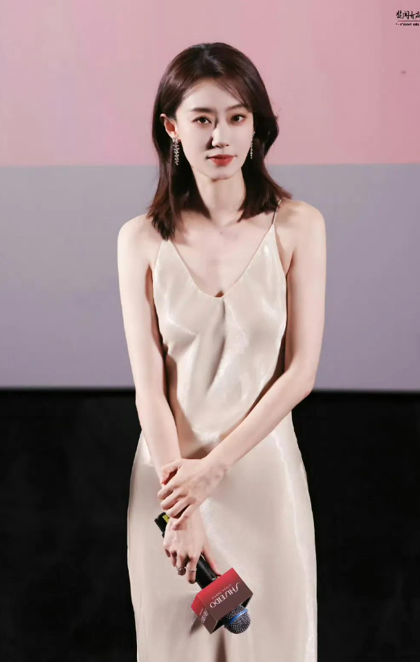 张小斐离开贾玲后面相变了,以前和贾玲在一起的时候,张小斐看着挺显